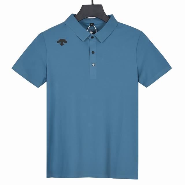 专柜同款！冰丝迪桑特Polo衫 迪桑特Descente新款男士翻领无痕冰丝短袖Polo衫！高端牛奶丝锦氨混纺面料，爽滑亲肤，悬垂透气，舒适感非常好！胸前高温压烫