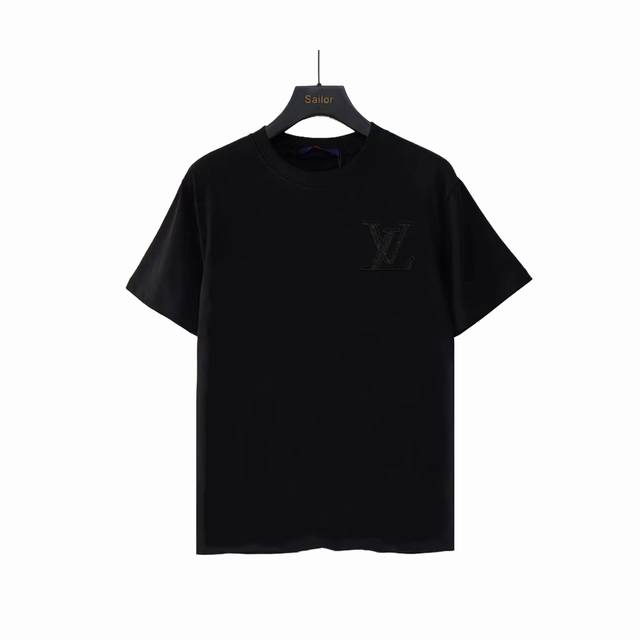 实拍细节图+尺码表 Louis Vuitton路易威登刺绣Logo短袖T恤 最高版本！定制面料 克双纱！ 辅料：开模原版过鉴定领标 %真丝洗水标。正品代购级原版