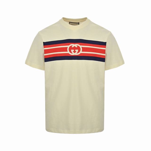 Gucci 古驰 双G互扣条纹印花短袖T恤 从80年代的印花汲取灵感。这款短袖针织棉T恤巧妙运用 古驰创星说 Gucci Cosmogonie 系列的加长织带，