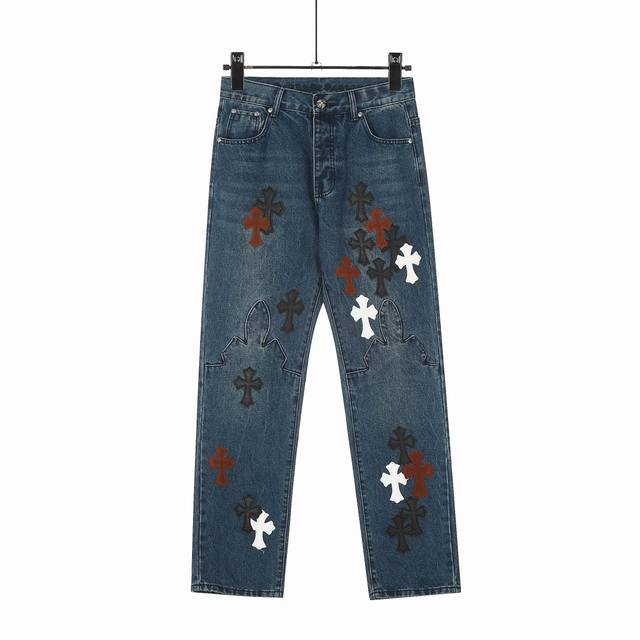 高版本Chrome Hearts克罗心 皮标十字水洗做旧牛仔裤，男女同款。Ch牛仔裤均需要成品水洗后再拆开手工订绵羊皮十字皮再拼接完成，整件工艺多到说不清。质感