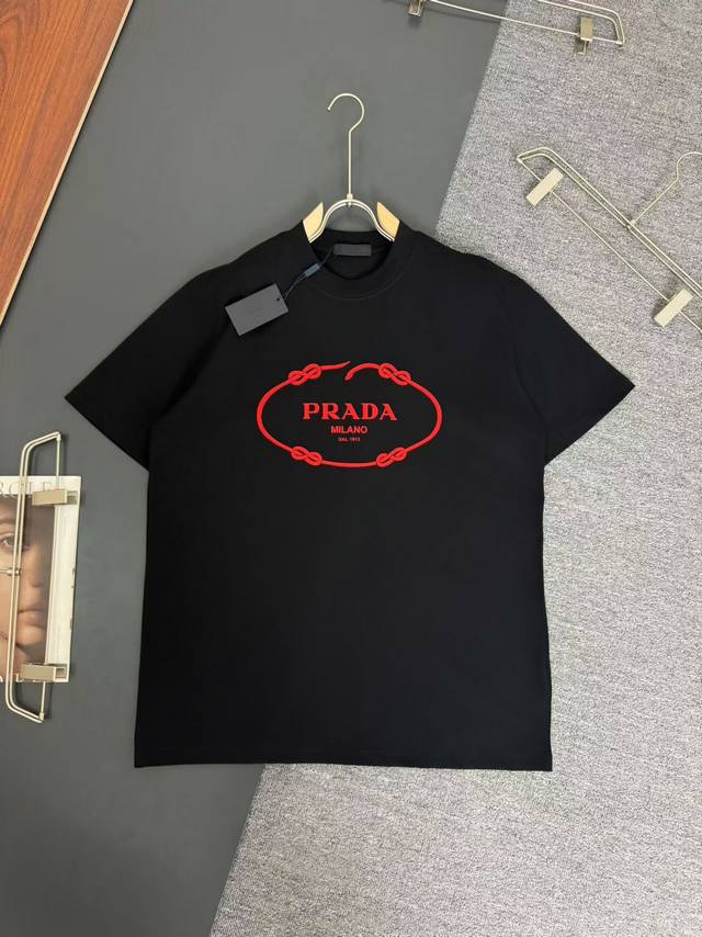 Prada *普拉达*320G克重磅纯棉T恤宽松版 植绒印花工艺Logo设计 春夏新款圆领时尚短袖T恤 贴肤舒适，耐看又好穿 原厂工艺一丝不苟，休闲百搭必备款