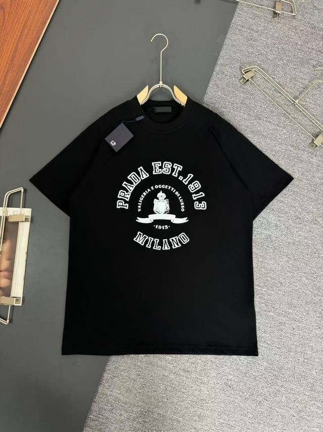 Prada *普拉达*320G克重磅纯棉T恤宽松版 立体印花工艺Logo设计 春夏新款圆领时尚短袖T恤 贴肤舒适，耐看又好穿 原厂工艺一丝不苟，休闲百搭必备款