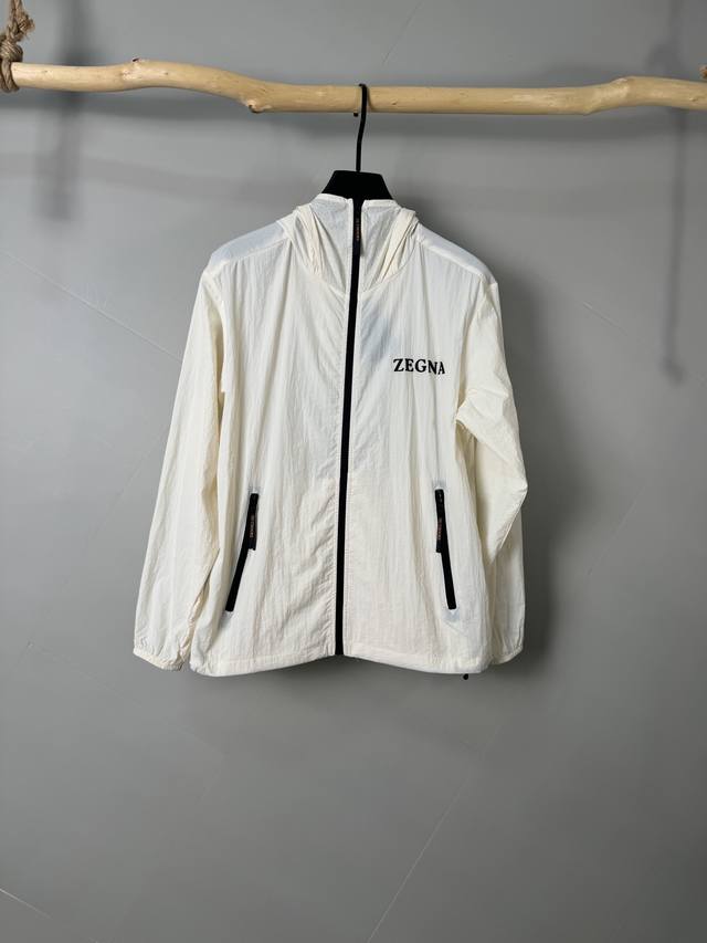 Zegna 杰尼亚 2025春夏新款男士防晒服轻薄外套，独特订制防晒科技面料，结合凉感涂层体感清凉不闷热，出汗后速干，适合夏季户外活动。 轻量透气，舒适度高，超