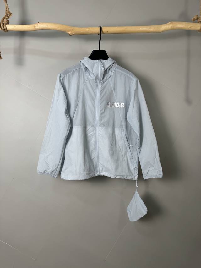 Balenciaga 巴黎世家 2025春夏新款男士防晒服轻薄外套，独特订制防晒科技面料，结合凉感涂层体感清凉不闷热，出汗后速干，适合夏季户外活动。 轻量透气，