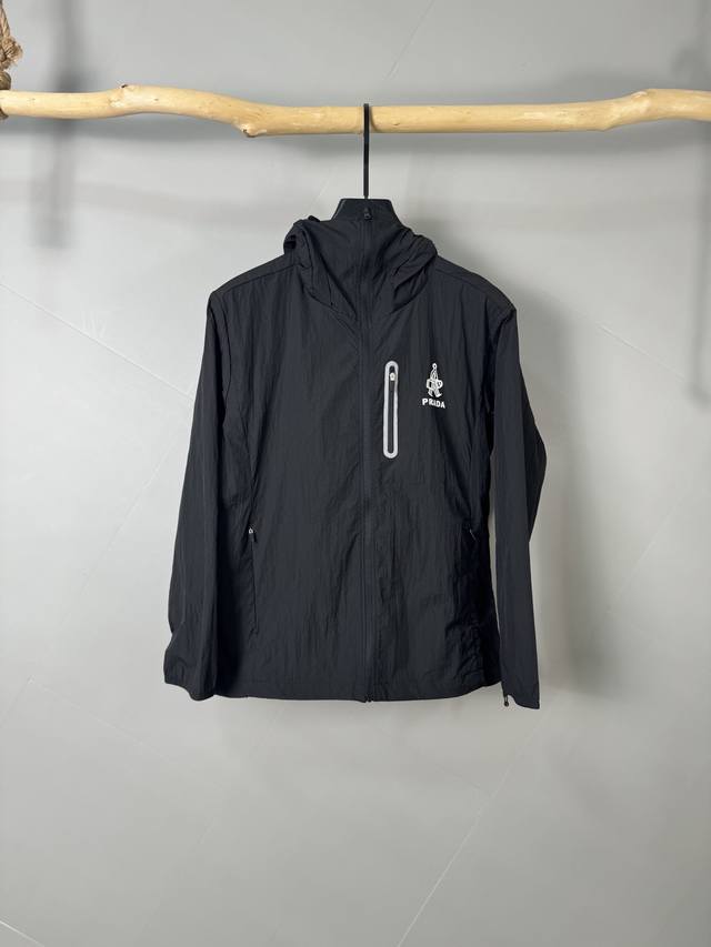 Prada 普拉达 2025春夏新款男士防晒服轻薄外套，独特订制防晒科技面料，结合凉感涂层体感清凉不闷热，出汗后速干，适合夏季户外活动。 轻量透气，舒适度高，超
