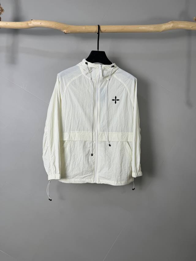 Lv 路易威登 2025春夏新款男士防晒服轻薄外套，独特订制防晒科技面料，结合凉感涂层体感清凉不闷热，出汗后速干，适合夏季户外活动。 轻量透气，舒适度高，超轻便