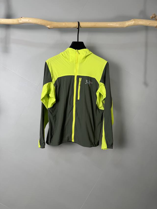 Arcteryx 始祖鸟 2025春夏新款男士防晒服轻薄外套，独特订制防晒科技面料，结合凉感涂层体感清凉不闷热，出汗后速干，适合夏季户外活动。 轻量透气，舒适度