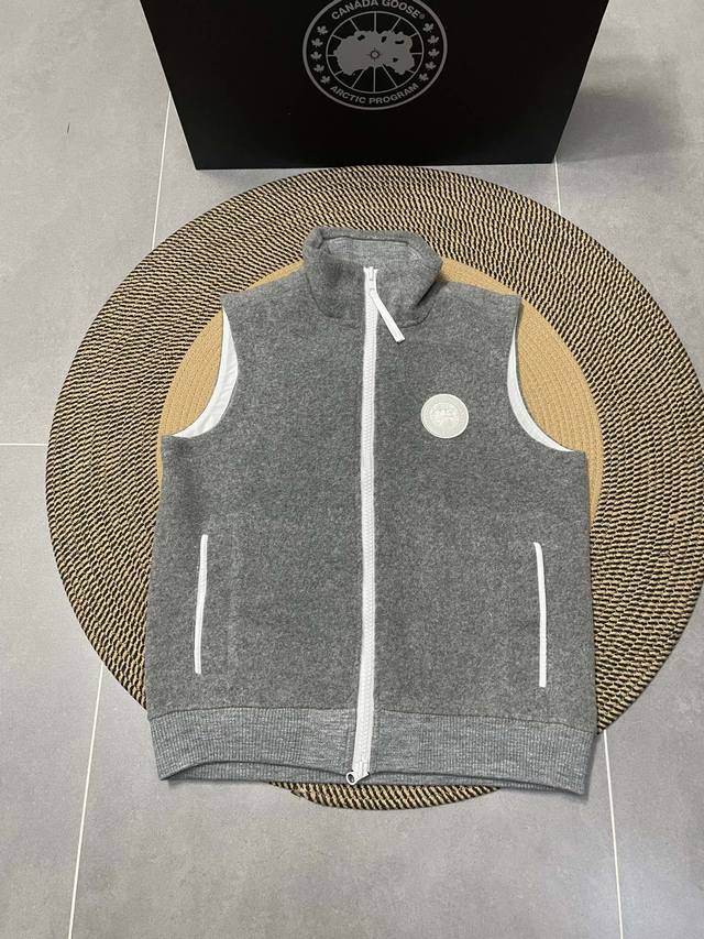 灰色 Canada Goose 加拿大鹅 秋冬情侣抓绒毛呢马甲外套 颜色:黑色 灰色 卡其 最高版本 原版面料 高版本 高品质 所有细节 面料辅料工艺 全部1: 灰色 Canada Goose 加拿大鹅 秋冬情侣抓绒毛呢马甲外套 颜色:黑色 灰色 卡其 最高版本 原版面料 高版本 高品质 所有细节 面料辅料工艺 全部1: