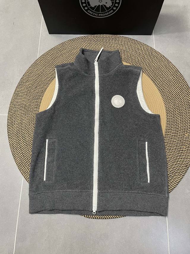 黑色 Canada Goose 加拿大鹅 秋冬情侣抓绒毛呢马甲外套 颜色:黑色 灰色 卡其 最高版本 原版面料 高版本 高品质 所有细节 面料辅料工艺 全部1: 黑色 Canada Goose 加拿大鹅 秋冬情侣抓绒毛呢马甲外套 颜色:黑色 灰色 卡其 最高版本 原版面料 高版本 高品质 所有细节 面料辅料工艺 全部1: