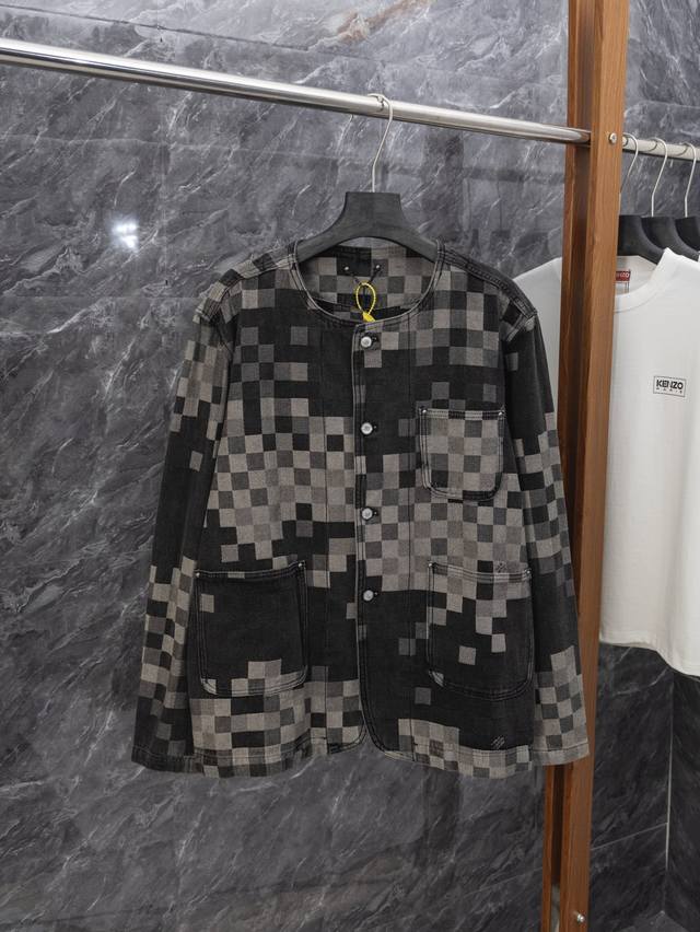 款号J045 Lv 驴家棋盘格马赛克牛仔外套 采用400克牛仔竹节棉牛仔布 走线清晰 原单定制1:1线条流畅而细腻 手感质感更佳 不易变形 不易缩水 不易褪色