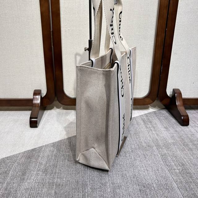 Chloe堪称潮包制作机，就在 年伊始，有一款默默卖翻的手提袋Woody Tote Bag，在社群掀起极高讨论度，主要原因除了款式美之外，更应容量能装，超高Cp
