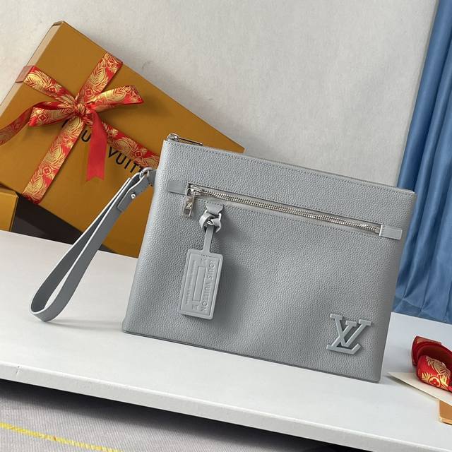 海外原单 M69837灰色独家实拍！全新 Lv Aerogram 手包以内敛设计释放潮流格调。舒软细腻的牛皮革仿佛旧式航空信笺，金属 Lv 字母和可定制标签流露