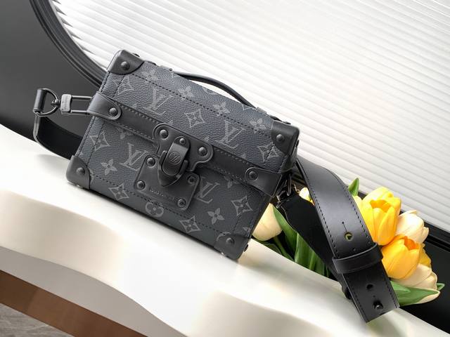 动态变码芯片 顶级原单加强版 M11743黑花 本款Soul Trunk手袋取材Monogram Dust帆布，以皮革和金属件的做旧质感映衬褪色Monogram
