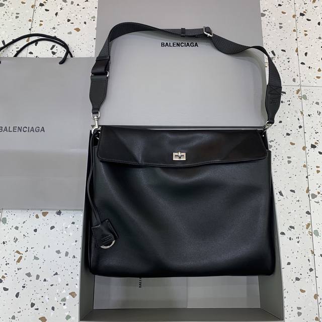 粗肩带Rodeo 大号平纹黑 银 现货出 Balenciag* 新款 Rodeo斜挎包 不羁的风格搭配超高级的质感简直绝啦，换了粗肩带，变成邮差包的款式了，可单