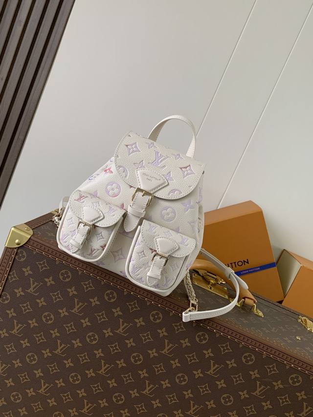顶级原单,变码芯片M15113 本款 Backup 双肩包出自 Dream 系列,为 Monogram 压纹粒面皮革渲染别致水彩渐变效果,搭配编织链条和莹泽金属 顶级原单,变码芯片M15113 本款 Backup 双肩包出自 Dream 系列,为 Monogram 压纹粒面皮革渲染别致水彩渐变效果,搭配编织链条和莹泽金属