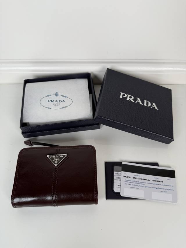 P is a coffee-colored waxed cowhide short wallet, model number 1Ml018, with a sn