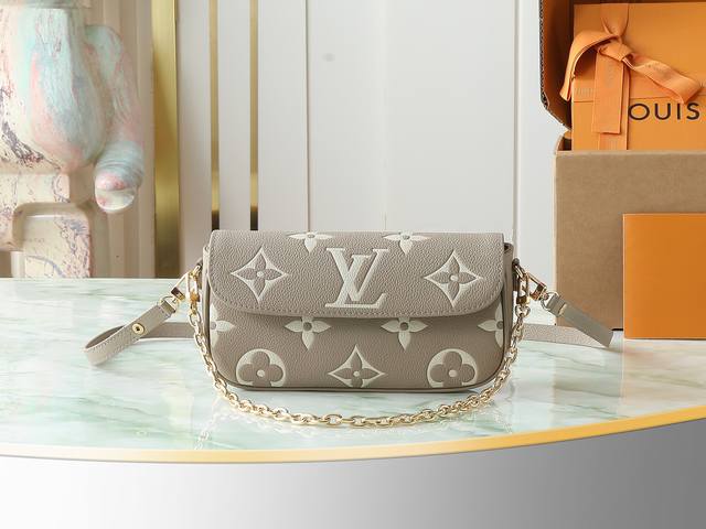 顶级原单 独家实拍 M82211灰色丝印全皮链条包系列 Wallet On Chain Ivy 手袋取材 Monogram 帆布，灵感源自 2000 年代的 S
