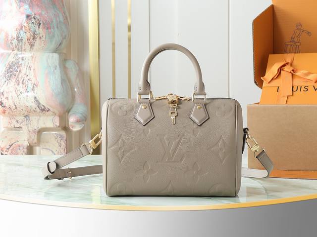 顶级原单 独家实拍 M59273灰色 全皮压花Soeedy枕头包 Speedy BandoulièRe 25手袋 M58947。 这款标志性的Speedy Ba