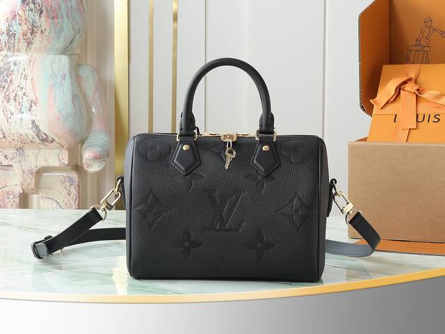 顶级原单 独家实拍 M58951黑色 全皮压花Soeedy枕头包 Speedy BandoulièRe 25手袋 M58947。 这款标志性的Speedy Ba