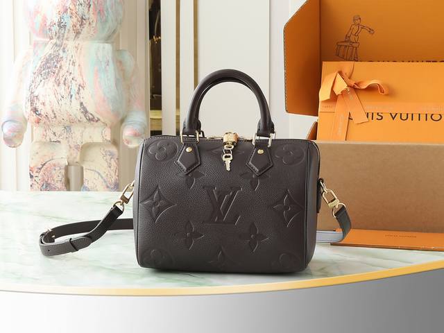 顶级原单 独家实拍 M14043巧克力色 全皮压花Soeedy枕头包 Speedy BandoulièRe 25手袋 M58947巧克力色 这款标志性的Spee