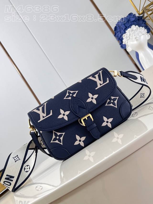 顶级原单 独家实拍 M46386蓝丝印 本款 Diane 手袋取材路易威登经典 Monogram Empreinte 压纹皮革，将品牌标识织入可拆卸宽幅提花肩带