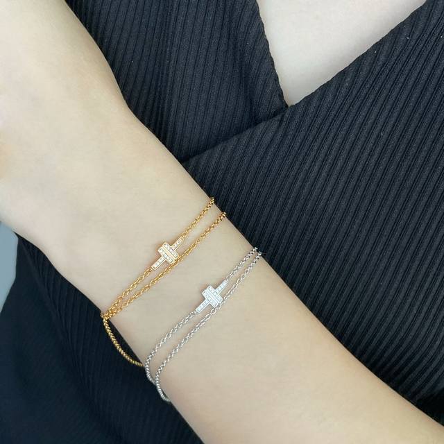 V金材质 4100220 全长：17Cm 蒂芙尼双T带钻手链 可当劲链 ，精致的双链串联时尚前卫的T形图案耀目钻石彰显优雅格调。经典迷人的T系列设计，精致刻面映