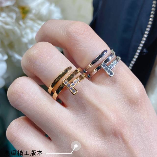 V金材质 6450210。 玫瑰金 7.8，白金6.7.8 蒂芙尼三圈双T戒指 Tiffany T Two戒指全新诞生，字母T线条强烈大胆，富于力量。娜塔莉与态