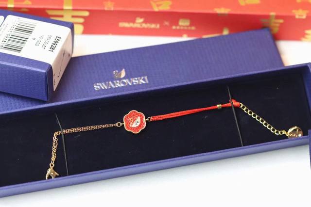 施华洛世奇 Swarovski 花开耀吉 红色天鹅手链 这款雅致的套装采用花卉图形设计，红色密镶水晶散发着明亮的光泽。手链采用一半手链一半红绳的设计，十分百搭，