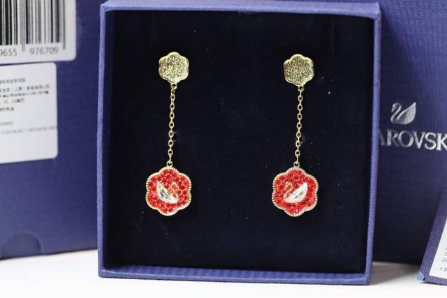 施华洛世奇 Swarovski 花开耀吉 红色天鹅耳环 这款精致而寓意吉祥的耳环十分百搭，是为日常穿搭增添一抹亮色的绝佳之选，也是纪念特殊场合的理想礼物。