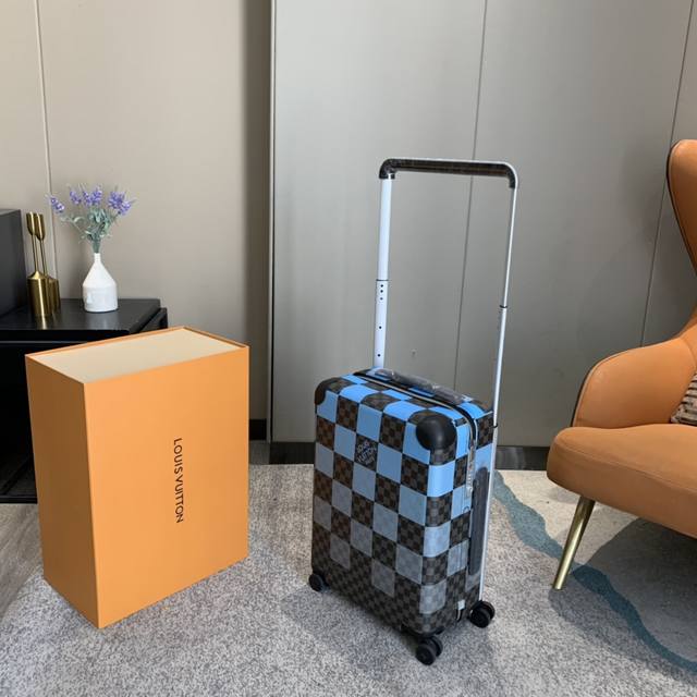 新款 Horizon 拉杆箱挖掘品牌经典 Damier 帆布的创意潜力，以 Damier Graphite Giant 图案展现不同大小格纹的深浅变幻，搭配灵活