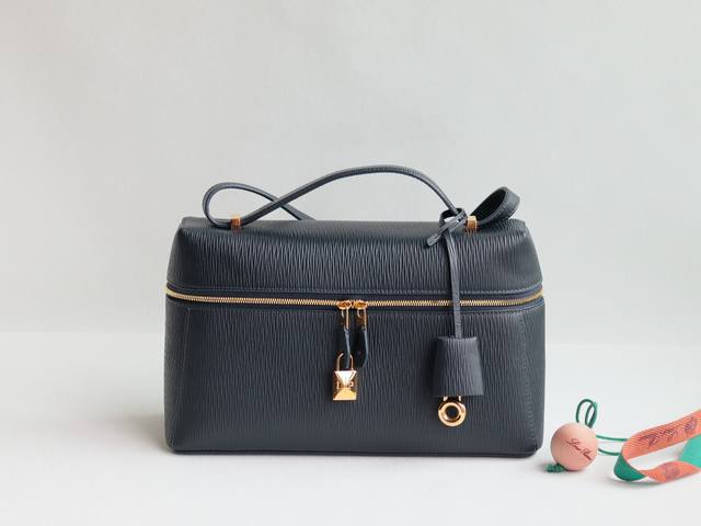 水波纹 Loro Piana 秋冬新款 Extra Bag 升级版本 L27 对版原厂进口牛皮 特级纯钢五金 内里对版反绒牛皮 完美复刻，细节秒杀市面通货。 尺