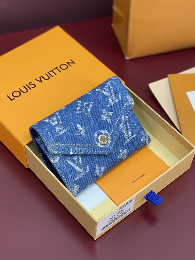 M13212 牛仔！Monogram Denim系列的Victorine錢包以活潑的藍色設計，並採用有機棉質面料製作，內層配有皮革襯裡，並設有多個口袋及夾層，可