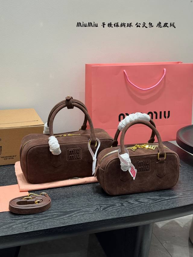 带盒子 Size：23*11Cm 小 28*14Cm 大 Miumiu手提保龄球 公文包 太秋冬太美好啦 Miu麂皮魅力真的太大拿下拿下愛受 可手拎也可斜挎 绝