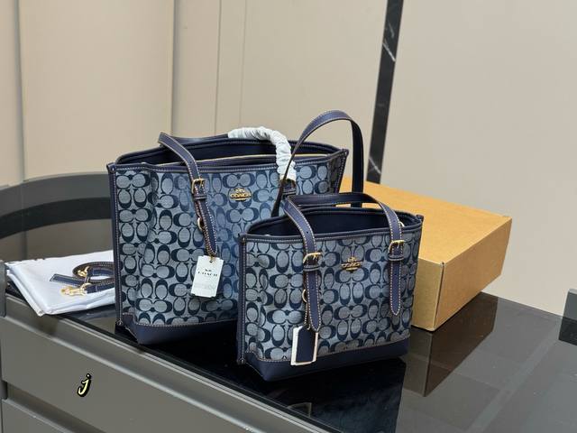 配盒 Size：33Cm 25Cm 蔻驰 新款神仙托特 Mollie Tote25 真的超喜欢这个设计 尺寸小巧 又有隔层 购物袋 预测必须火 搜索：Coach