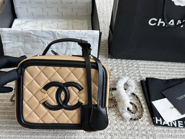 Chanel 新款盒子化妆包采用鱼子酱面料 制作，时时刻刻展现最美的你。可单肩，斜挎，尽显女人优雅气质是一款超级百搭的休闲链条包尺寸 20 配盒