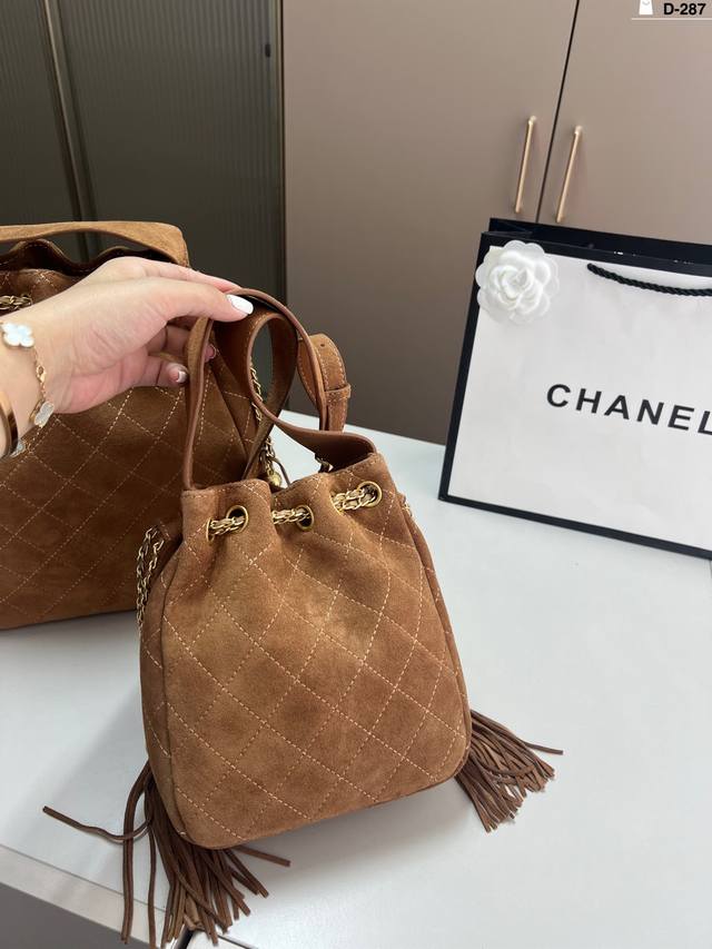 Small nubuck leather Chanel 25A tassel bucket bag is really nice I like it! Draw