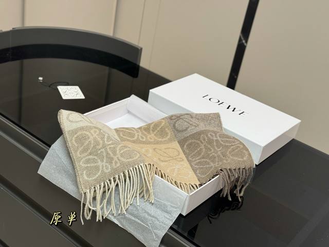 羊绒围巾配盒 Size：180Cm*45Cm Loewe 羊绒围巾 罗意威太好看啦 上身超级柔软舒服 这么好看的围巾你还不赶紧定吗