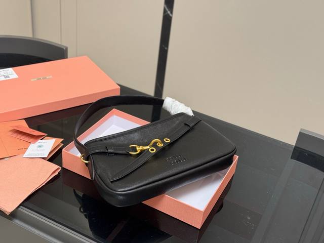 配盒 Size:25*18Cm Miumiu2025春夏系列包袋， 包包依旧吸引人~ 隔着屏幕都能感受到皮质的细腻巨巨巨高级感～ Aventure Nappa腋