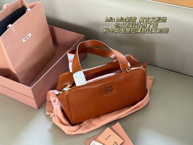 配盒 Size：30*17Cm Miu Miu新款 复古又松弛 也太有设计感了吧 秋冬氛围感拉满舒适又时尚 Miu 手提购物袋