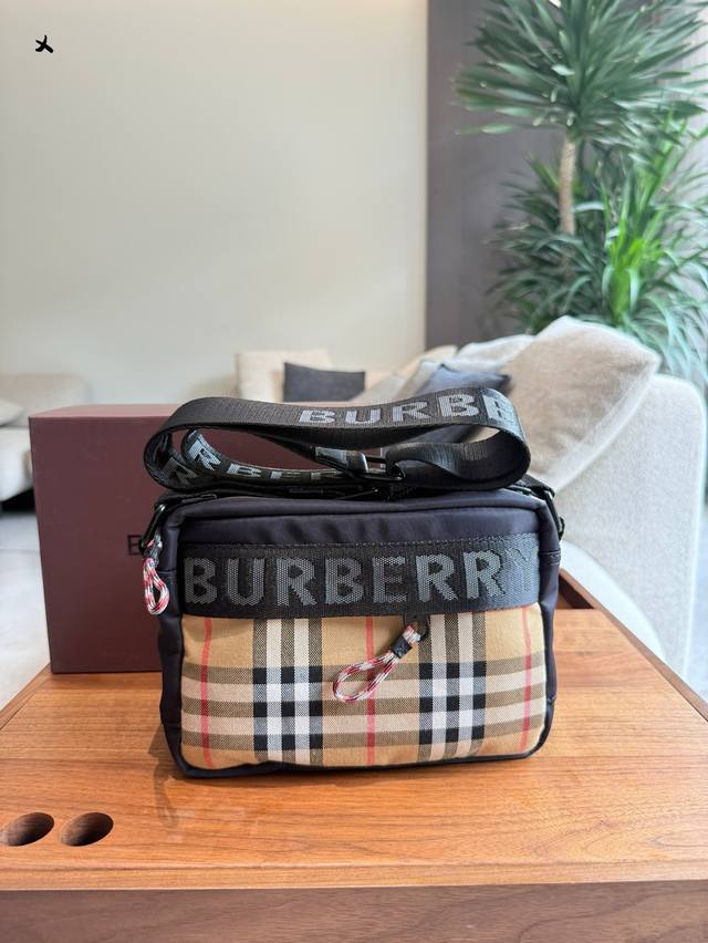 Burberry相机包不论是日常出行，游玩这款相机包的容量都足够大让好多宝宝尖叫，超级实用的一款，尺寸:21×10×15.5Cm