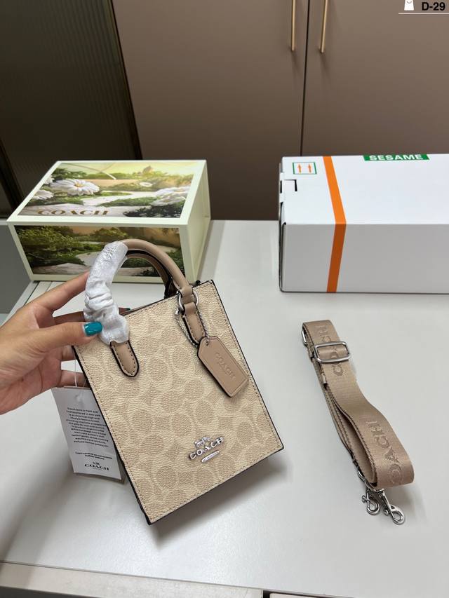 Coach Mini Music Tab Bag Versatile and Cool Fashionable and Highly Recognizable Coach Mini Music Tab Bag Versatile and Cool Fashionable and Highly Recognizable