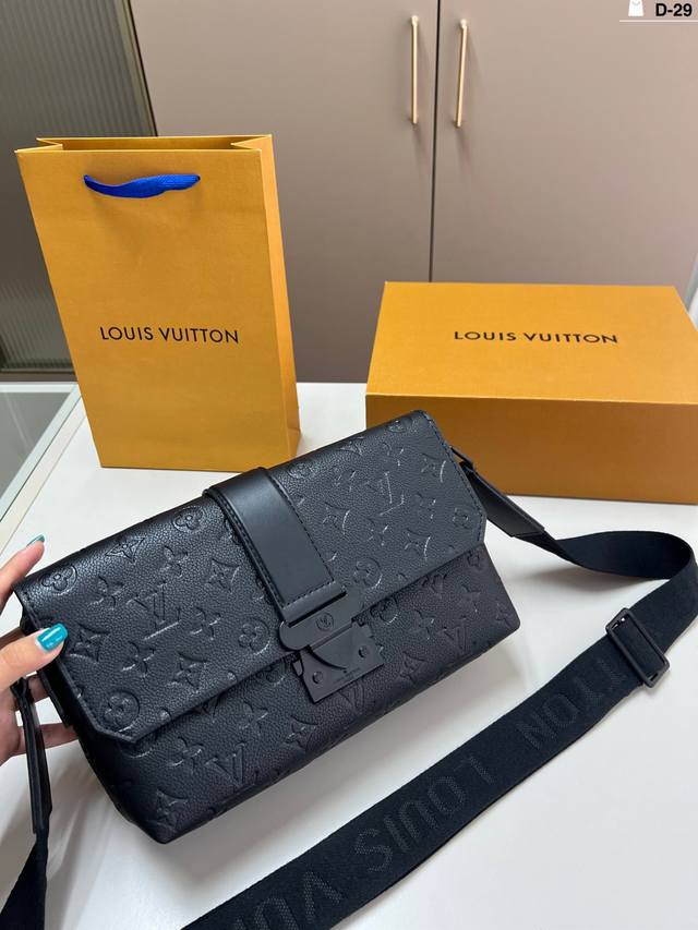 Lv Louis Vuitton's classic black warrior is a popular and versatile messenger ba Lv Louis Vuitton's classic black warrior is a popular and versatile messenger ba