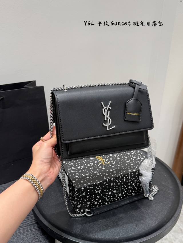 comes with a gift box Romantic city, the Yves Saint Laurent Sunset bag is reall