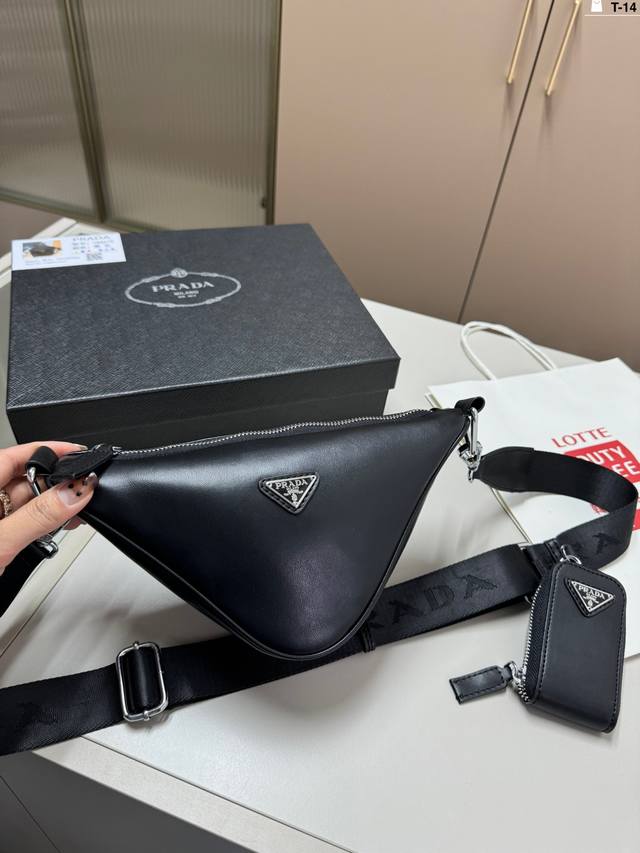 Prada triangle bag is fashionable no matter how you match it casual and free-spi