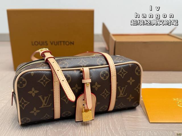 Lv8月季节新款Hang On真好看 来韩国逛街的时候看到Lv8上新的复古款Hang On。不得不说上身真的很好看 有点古早味Lv感觉[色色R] 容量不算少。尺