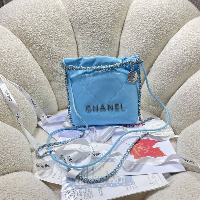 新款现货！！浅蓝配银！Chane123S3980香奈儿的Mini22击中红心了 香奈鹅的包包配饰永远都会被种草来自刚结束的 春夏系列 尤其是这一季新出的这两个配