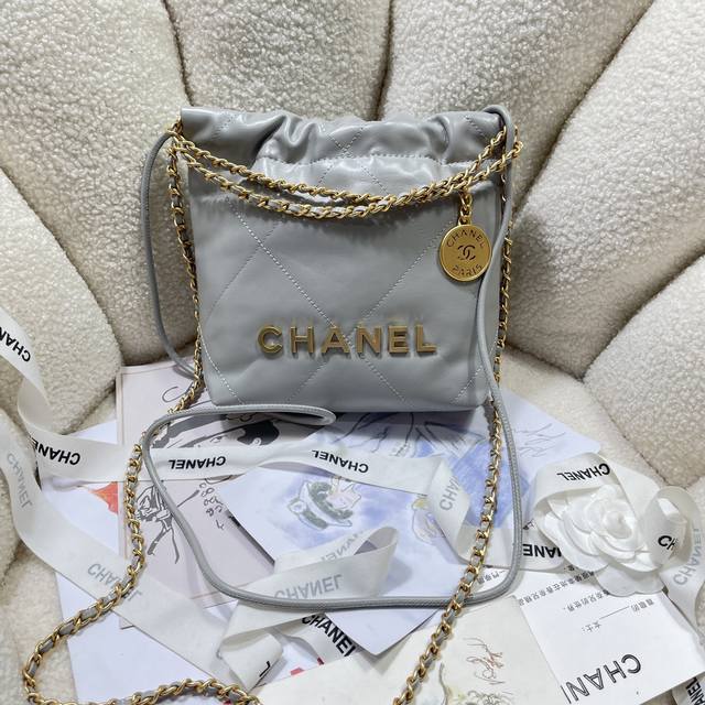 新款现货！！浅灰配金！Chane123S3980香奈儿的Mini22击中红心了 香奈鹅的包包配饰永远都会被种草来自刚结束的 春夏系列 尤其是这一季新出的这两个配