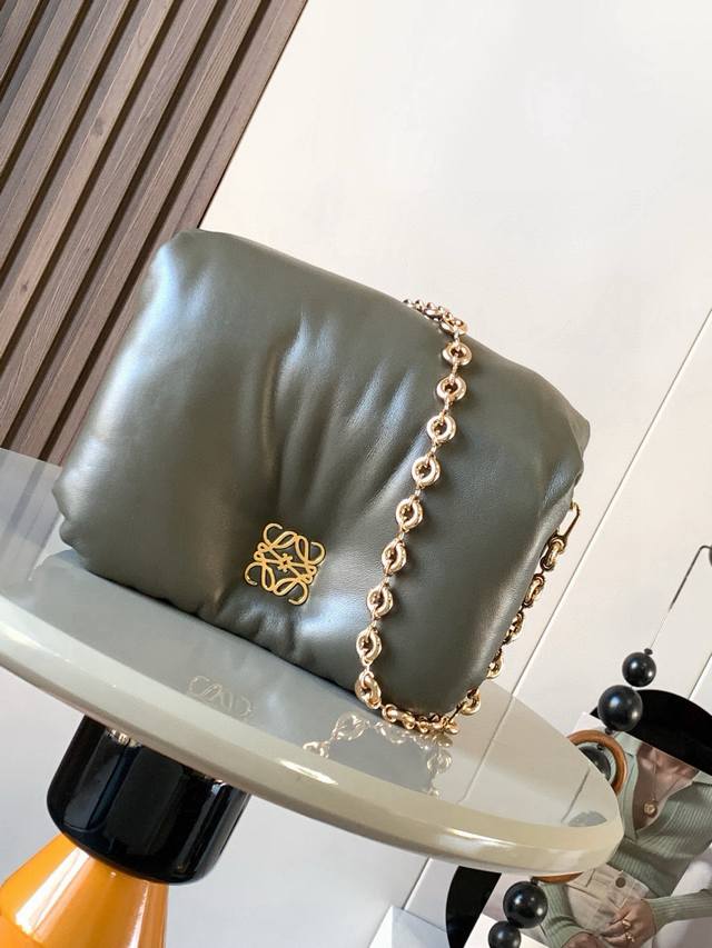 原厂皮 闪亮纳帕羊皮革 Puffer Goya 手袋 Puffer Goya 受到了 Goya 美学和关键细节的启发通过带有鹅毛衬垫的闪亮纳帕羊皮革带来了全新的