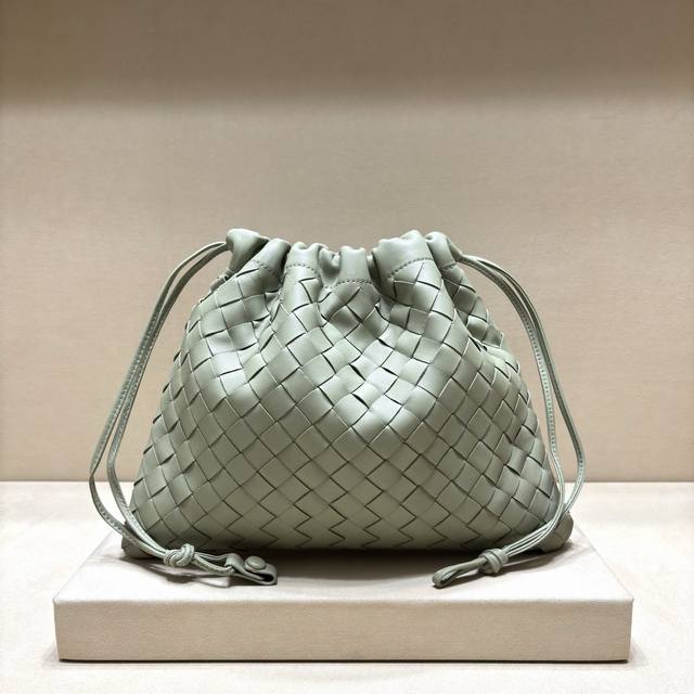 正品级 新款 抽绳Dustbag“垃圾袋” 真的好搭！慵懒自在的随意感以经典编织设计，塑造时尚界的不败单品 束口的抽绳设计自然开口褶皱感和柔嫩牛皮光滑细腻 处处