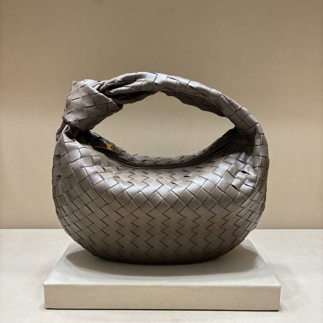 正品级 Jodie中号比起小号就更实用了很多 造型还是一样的时尚好看 由经典的羊皮编织制作 标志性编织一直是Bv最引以为傲的设计，垂软造型 超级适合凹造型～ 不